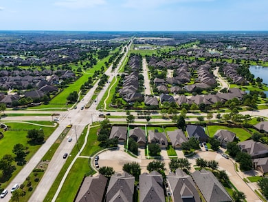 10111 Redgrove Falls Ct, Cypress, TX 77433 - photo 2