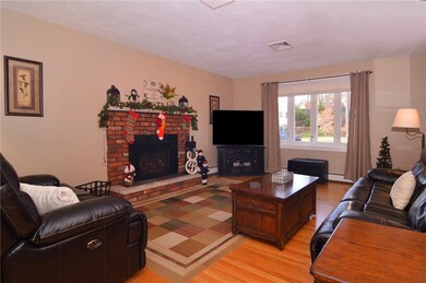 9 Candlewood Dr, Greenville, RI 02828 - photo 2