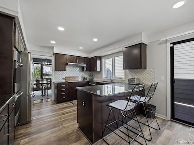 Updated Kitchen with kitchen bar