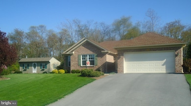 596 Governors Ct, Chambersburg, PA 17201 - photo 3