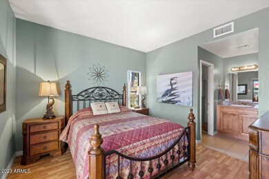 2nd Bedroom (en suite)