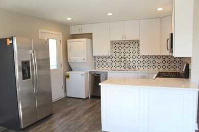 927 Berkley St, Carpentersville, IL 60110 - photo 3