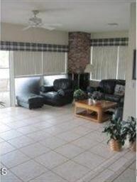 Spacious Livingroom with fireplace
