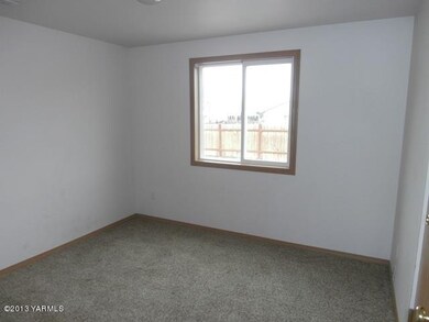561-842686-bedroom 1