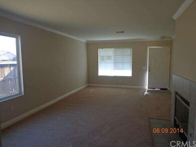 Spacious Family room - Crown Molding 