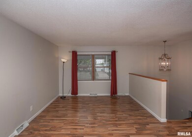 1915 W 70th St, Davenport, IA 52806 - photo 4