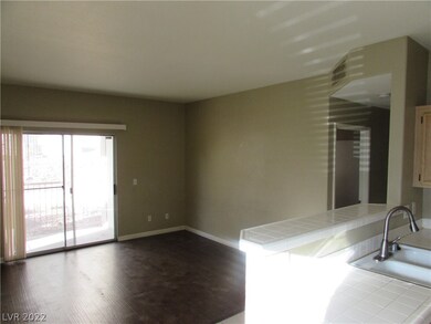 SPACIOUS LIVING ROOM/LAMINATE FLOOR