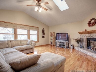 303 S White Oak St, Camargo, IL 61919 - photo 5