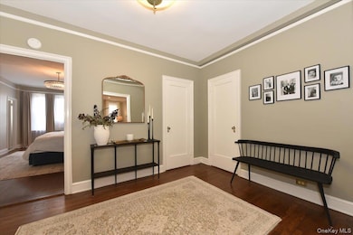 Wychwood unit 6-D, Great Neck, NY 11021 - photo 3