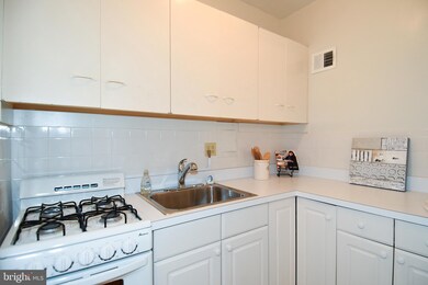 General Scott Apartments unit 715, Washington, DC 20036 - photo 7