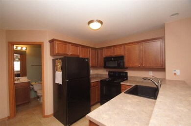 3620 Banar Dr SW unit D, Cedar Rapids, IA 52404 - photo 4