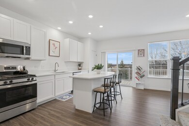 709 Neubauer Cir, Lindenhurst, IL 60046 - photo 5