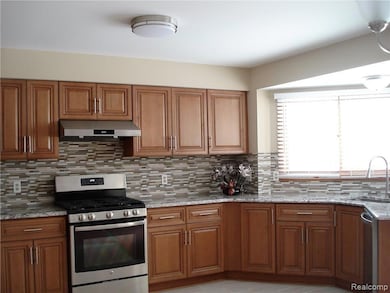 1645 Treeside Dr, Rochester Hills, MI 48307 - photo 3