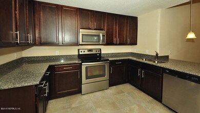 105Valencia_Kitchen