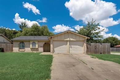Ranch-style house featuring a garage and a front l