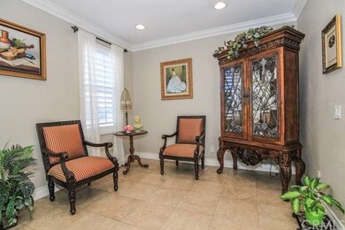 A LIVING ROOM NOOK AREA OFF THE FRONT ENTRYWAY