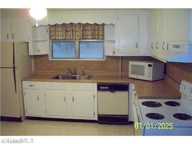 5636 Trotter Country Rd, High Point, NC 27263 - photo 6