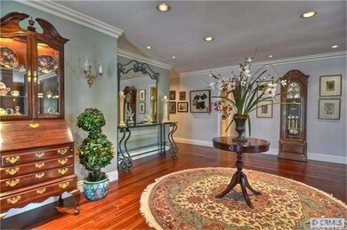 Spacious and inviting entry, recessed lighting, be