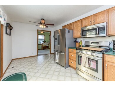 2721 Matthew Dr SW, Cedar Rapids, IA 52404 - photo 5