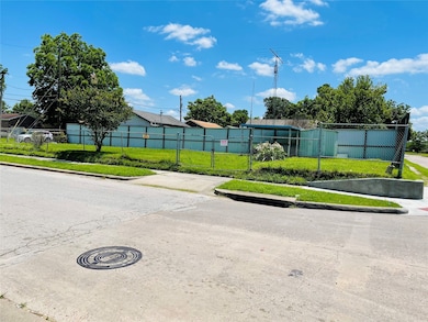 891 Chas Ln, Houston, TX 77091 - photo 2