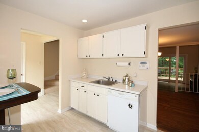 3047 Mission Square Dr, Fairfax, VA 22031 - photo 4