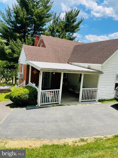 337 Mineral St, Strasburg, VA 22657 - photo 4