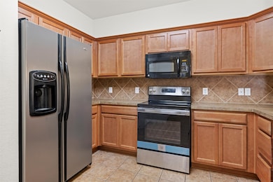 2725 Hyde Park Dr, Grand Prairie, TX 75050 - photo 4