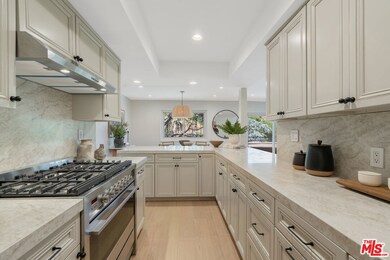 6720 Hillpark Dr unit 302, Los Angeles, CA 90068 - photo 3