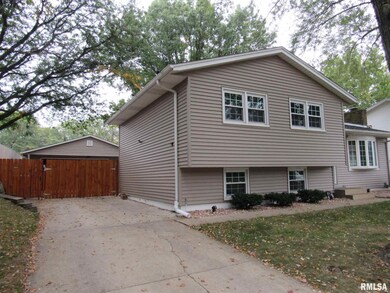 4611 Scott St, Davenport, IA 52806 - photo 2