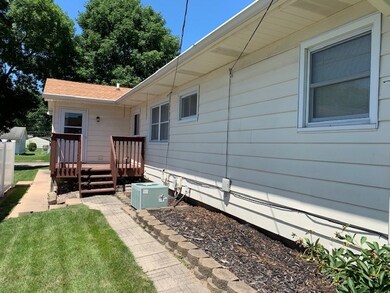 1933 W 38th St, Davenport, IA 52806 - photo 5