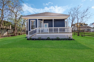 Charming Cottage with great front porch!