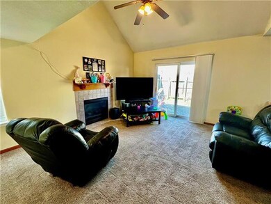 907 N Fieldstone Dr, Lawrence, KS 66049 - photo 4