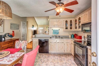 Great sized Kitchen - Pantry - ceiling fan - tiled