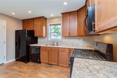 910 1st St N, Newton, IA 50208 - photo 6