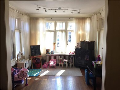 DEN/OFFICE/LIBRARY/PLAYROOM/MANCAVE-OPTIONS ARE EN