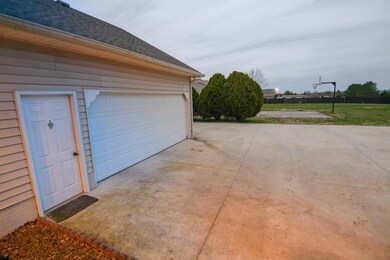 725 Mapleview Dr, Shelbyville, TN 37160 - photo 6