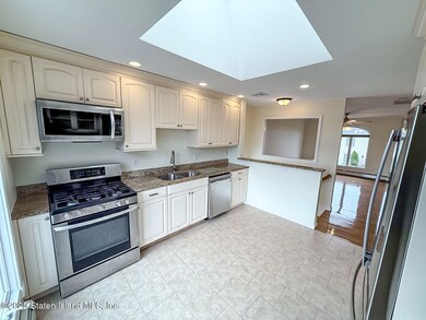 40 Woodvale Loop unit 2nd Flr, Staten Island, NY 10309 - photo 3