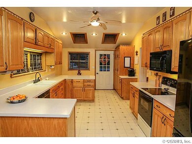 Kitchen Expansive UPGRADED country kitchen with SK