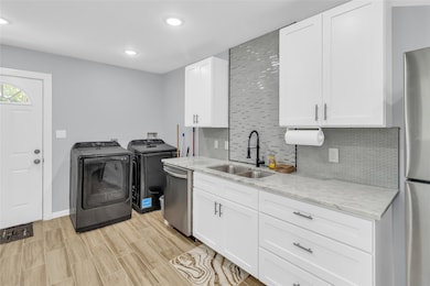 5815 Schevers St unit A, Houston, TX 77033 - photo 6