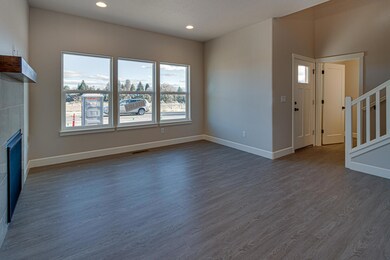 523 NW Rimrock Ct, Redmond, OR 97756 - photo 2