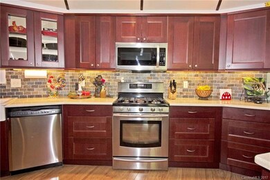 Gas range, Slate back-splash, quartz counter-tops