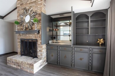 Built in wet bar... what a fun place to set up you