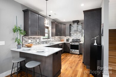 Lovely Kitchen with Breakfast Bar