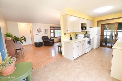 1218 S 18th St, Grand Forks, ND 58201 - photo 5