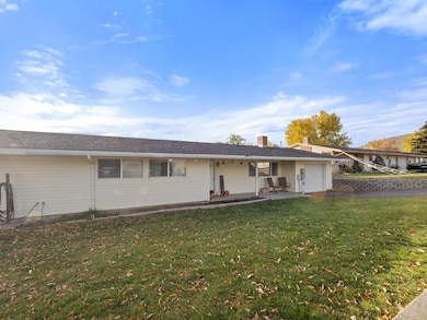 10414 Kincheloe Ave, Klamath Falls, OR 97603 - photo 2