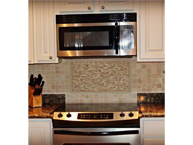 Kitchen. Travartine tike backsplash and flooring i