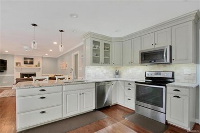 Beautifully renovated kitchen with under cabinet l