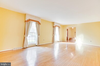 9213 Burnetta Dr, Annandale, VA 22003 - photo 3