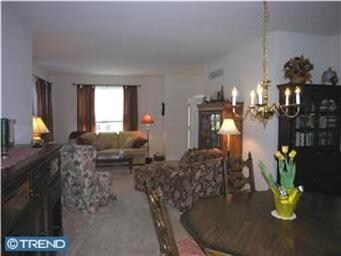 1070 Bordeaux Ln, Pennsburg, PA 18073 - photo 3
