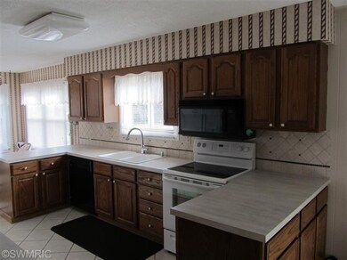 610 Birchwood Ct, Lowell, MI 49331 - photo 2